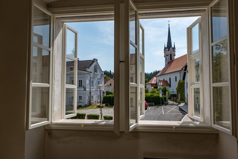 Historický měšťanský dům na náměstí ve Vyšším Brodě – ideální místo pro lékárnu či zdravotnické služby